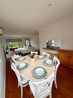 3 Bedroom Light-filled Family Retreat with Garden & BBQ - Frenchs Forest - 7