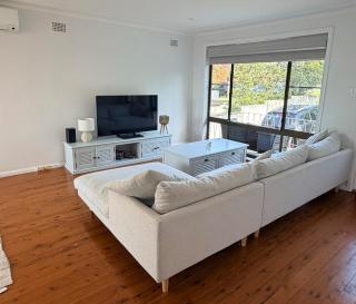 3 Bedroom Light-filled Family Retreat with Garden & BBQ - Frenchs Forest - 8