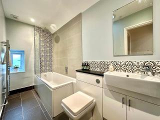 Flat 3, Waterloo Apartments - 1