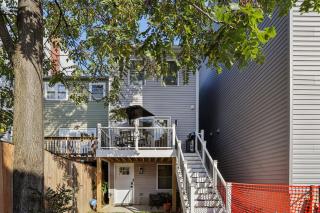 City Hopper - Walk to Metro & Union Market - 1