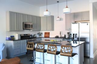 The Lawrencian Loft -2BD king & Queen beds, 2 BA - 9