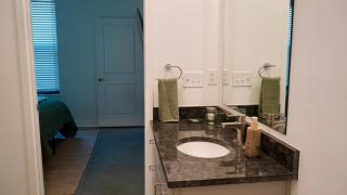 The Lawrencian Loft -2BD king & Queen beds, 2 BA - 8