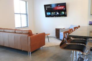 The Lawrencian Loft -2BD king & Queen beds, 2 BA - 6