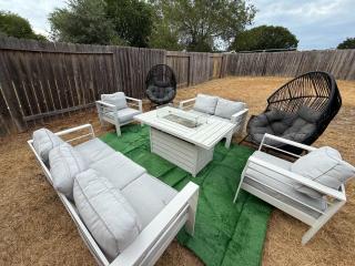 Family home 3 BR house with full kitchen and Backyard - 5