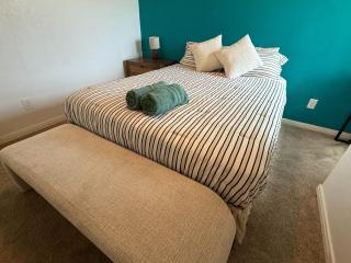 Family home 3 BR house with full kitchen and Backyard - 4