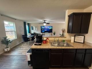 Family home 3 BR house with full kitchen and Backyard - 1