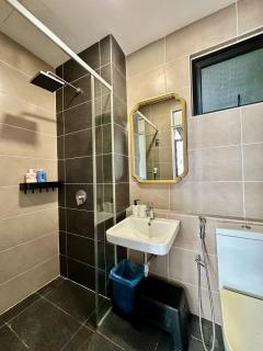 Rare D Pristine 4 bedroom condo opp Legoland, medini mall and gleneagles hospital - 1