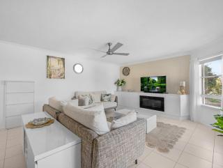 Bright Coastal Stay with Pool and Beach View - 7