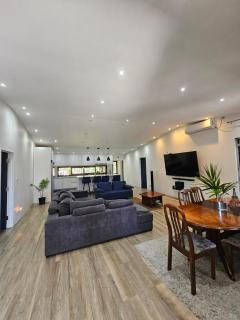 Elegant executive 3BR home near business - 0