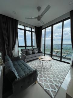 D Pristine 3 bedroom Apartment opp to Legoland - 0