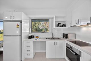 Spacious 2BR 2BA Corporate Retreat Rockingham - 3