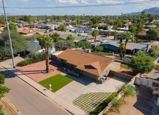 3bdr Remodeled Scottsdale Desert Pool Oasis and Entertainment - 4