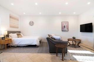Remodeled LA Studio with Full Kitchen & Laundry - 6