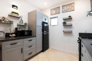 Remodeled LA Studio with Full Kitchen & Laundry - 2