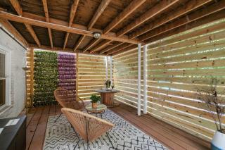 6 Min to North Hills - Private deck - In Unit Washer and Dryer - 6