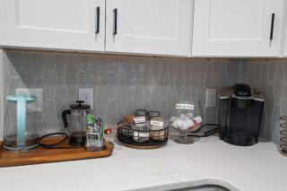 Fire pit - 6 Min to North Hills - Screened Porch - 7