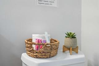 Fire pit - 6 Min to North Hills - Screened Porch - 1