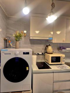 #11월 할인#홍대ㆍ공항철도 #올리모델링#홍대입구역 도보9분#연트럴파크3분#무료짐보관# 6인#호텔침구#무료와이파이#세탁건조기#교통최고#넷플릭스 - 5