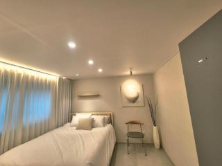 #11월 할인#홍대ㆍ공항철도 #올리모델링#홍대입구역 도보9분#연트럴파크3분#무료짐보관# 6인#호텔침구#무료와이파이#세탁건조기#교통최고#넷플릭스 - 4