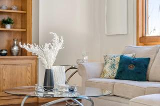 Bright & Spacious 5-BR & Ravine Views in Edgemont - 5