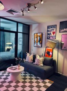 Elegant CBD Haven with City Views - 9