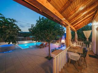 Stella with pool & heated jacuzzi - 3