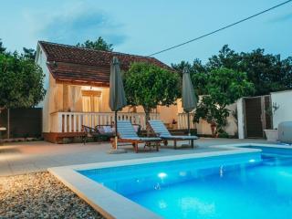 Stella with pool & heated jacuzzi - 6