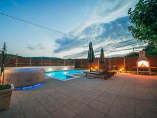 Stella with pool & heated jacuzzi - 4