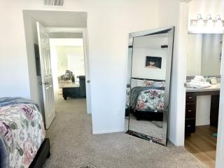 Luxe, Family Friendly, Spacious & Private Entrance - 5