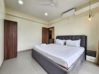 Peaceful Candolim 2BHK Apartment - Family Stay, Scenic View, Pool - 7