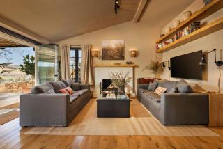 Discreet Luxury Home With Splendid Views - 9