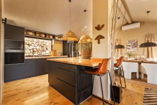 Discreet Luxury Home With Splendid Views - 8