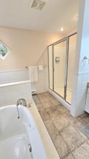 Spacious & Cozy House Near Lonsdale, Peaceful North Vancouver Stay - 2