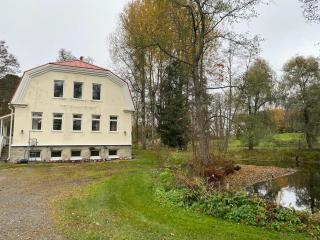 Idyllic Charm- with a moat! - 2