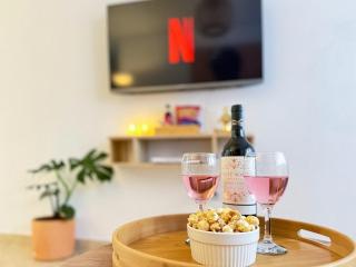 Spacious Boutique Loft with Netflix - Perfect Location - 5