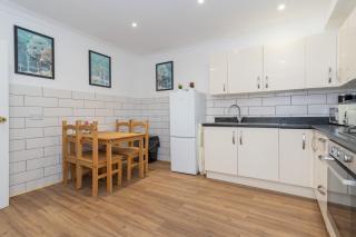 Open Mind Property - 4BR, 17 Guests & Free Parking - 6