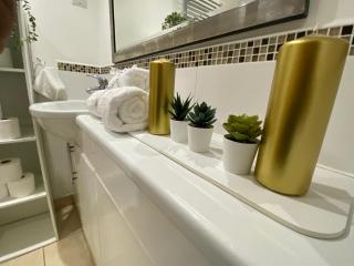 Entire apartment 15 Mins into London near Legoland, LHR Airport & Windsor - 9