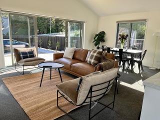 Modern Comfort Mountain Views - Walk to Queenstown - 0