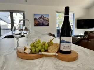 Modern Comfort Mountain Views - Walk to Queenstown - 1