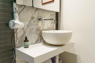 Stylish Heritage Hideaway on Flinders ACDC Lane - 8