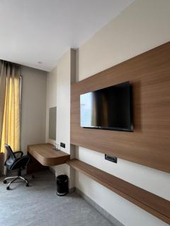 Modern Hotel Restaurant and Bar - 8