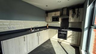 Modern City Centre Apartment - 2BR - Sleeps 8 - Parking & River Views - 7