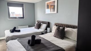 Modern City Centre Apartment - 2BR - Sleeps 8 - Parking & River Views - 1