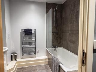 Modern City Centre Apartment - 2BR - Sleeps 8 - Parking & River Views - 6
