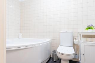 Stunning 3BR 2BTH with Parking and Jacuzzi - 7