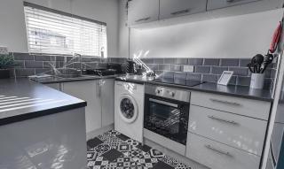 Comfy 1BR Apt, Self Check In, Free Parking by The Davis Collective - 5