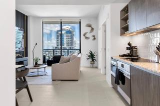 Luxury 1BR Penthouse, Bay City Views Downtown - 0