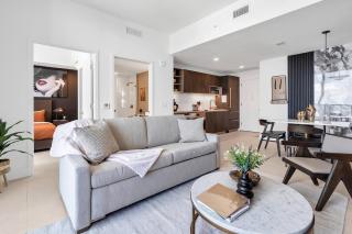 Luxury 1BR Penthouse, Bay City Views Downtown - 4