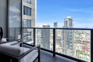 Luxury 1BR Penthouse, Bay City Views Downtown - 9