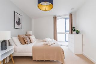 2 Bed Balcony Flat in Vauxhall - 1